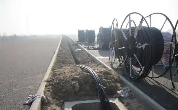 通渭光缆施工如何应对复杂地形布线难题？